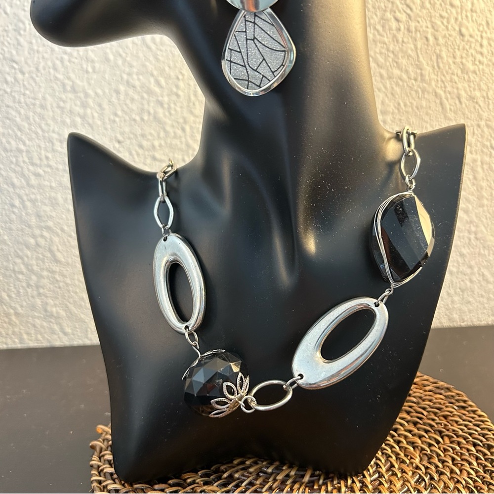 Silver necklace trendy